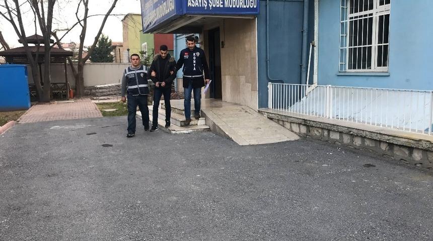 Konya'da akrabasını bı&ccedil;aklayan gen&ccedil; yurt dışına ka&ccedil;maya &ccedil;alışırken yakalandı!