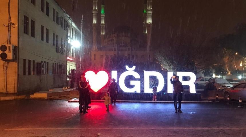 Iğdır&rsquo;a beklenen kar yağdı