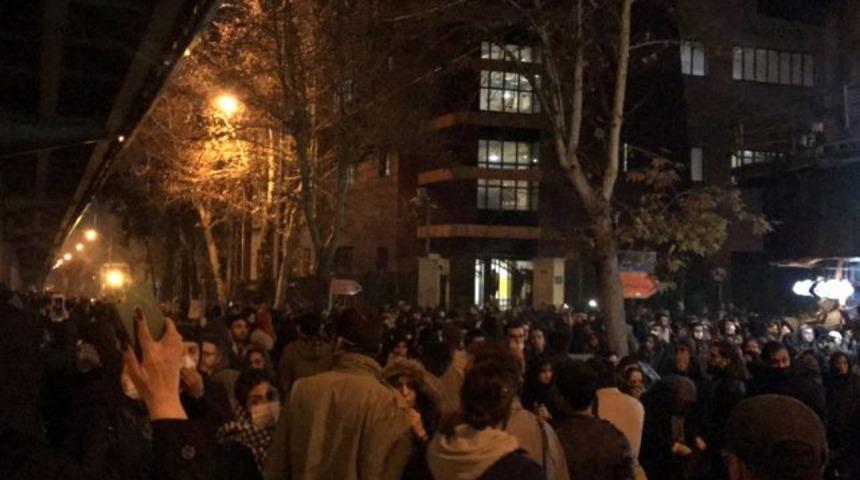 İran'da sular durulmuyor! Kasım Süleymani'nin posteri yırtıldı, Hamaney'e ölüm sloganları...