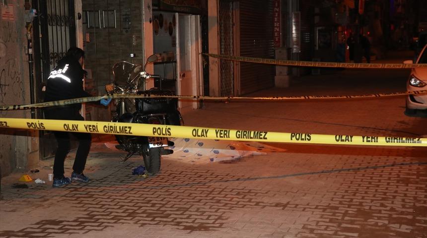 İzmir'de alacak verecek kavgasında bı&ccedil;aklar &ccedil;ekildi : 1 &ouml;l&uuml;