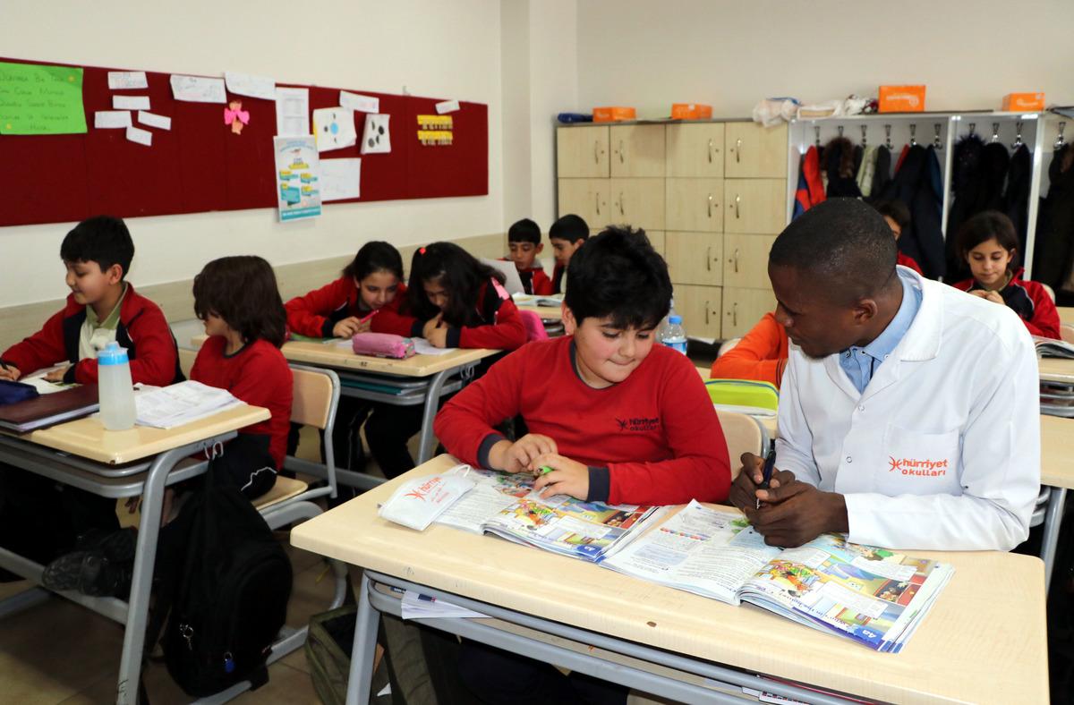 Van'daki okulda g&ouml;revli Ganalı &ouml;ğretmen İngilizce'yi sevdirdi