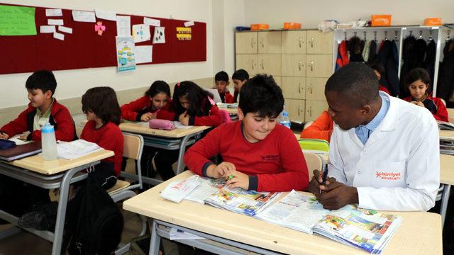 Van'daki okulda görevli Ganalı öğretmen İngilizce'yi sevdirdi