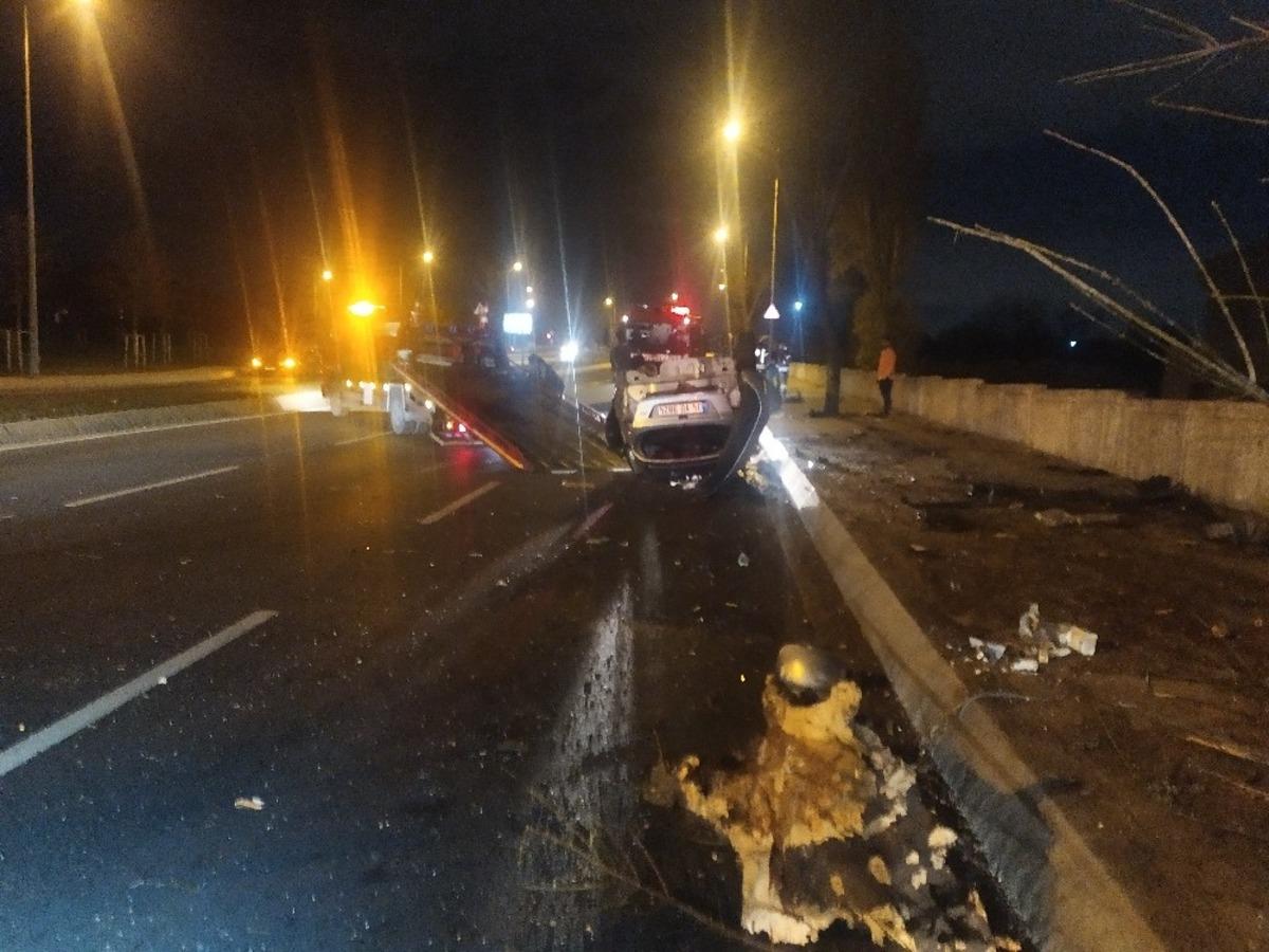 Bakırk&ouml;y&rsquo;de korkun&ccedil; kaza! Ortalık savaş alanına d&ouml;nd&uuml;, ara&ccedil;tan sağ &ccedil;ıktı