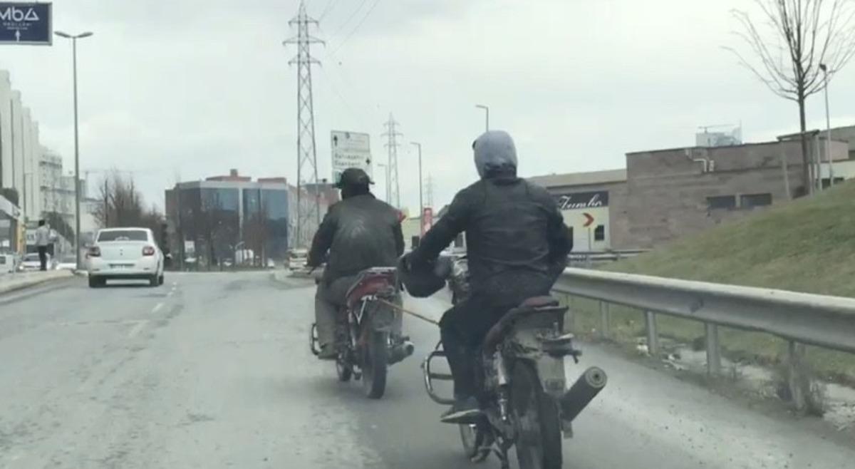 Yakıtı biten motosikleti iple b&ouml;yle &ccedil;ekti! Trafikteki tehlikeli yolculuk kamerada
