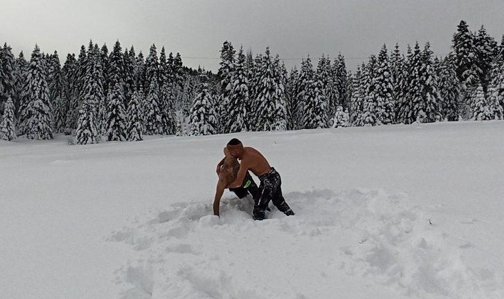 Uludağ’da 1,5 metre karda yürüdüler, kar üstünde güreş tuttular G2