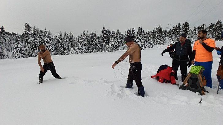 Uludağ’da 1,5 metre karda yürüdüler, kar üstünde güreş tuttular G3
