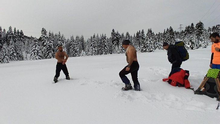 Uludağ’da 1,5 metre karda yürüdüler, kar üstünde güreş tuttular G4