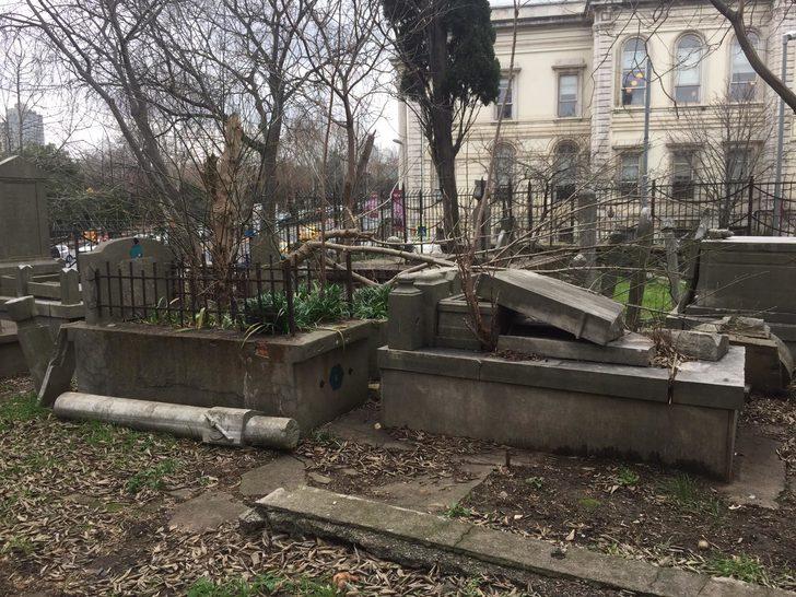 Tarihi Maçka Mezarlığı'nda içler acısı manzara G5