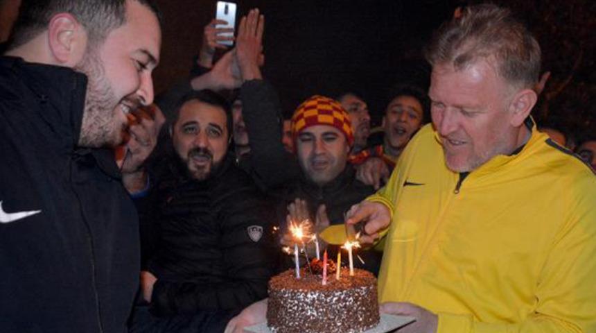 Prosinecki'ye meşale ve pastalı karşılama