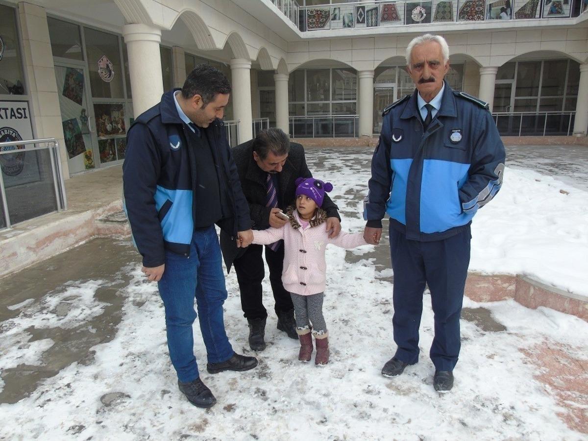 Kayıp kız &ccedil;ocuğunu zabıta ekibi buldu