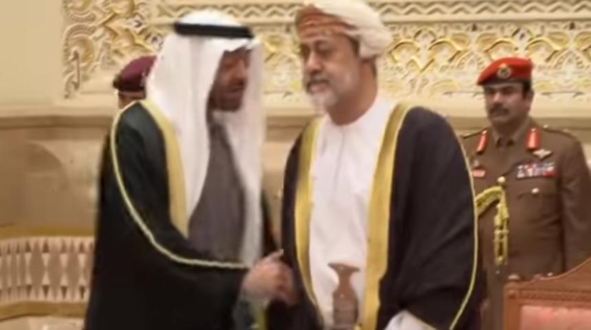 Yeni sultan ve veliaht arasında tokalaşma krizi!