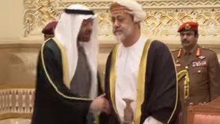 Yeni sultan ve veliaht arasında tokalaşma krizi!