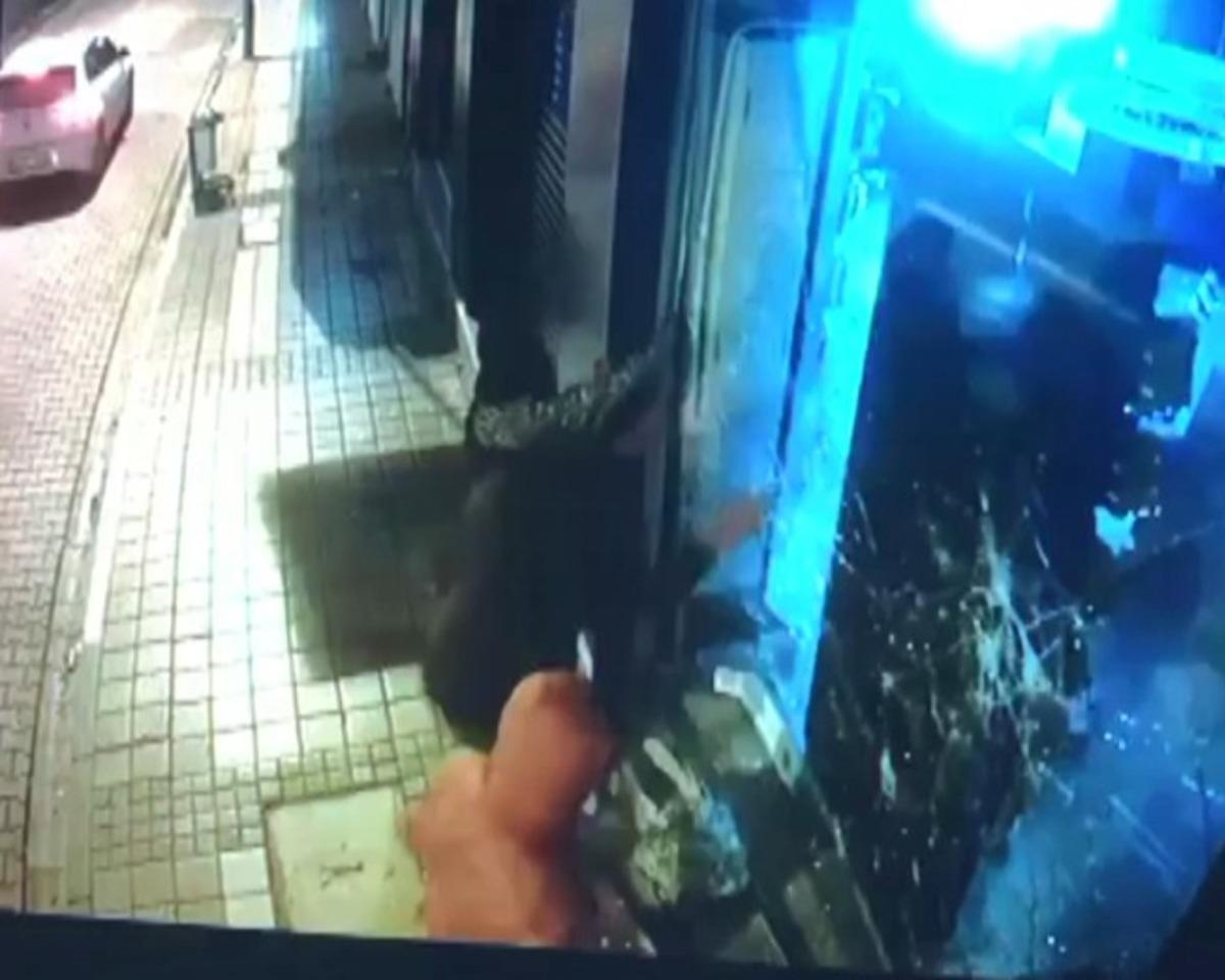 Bursa'da kar maskeli 4 hırsız telefon mağazasından 50 saniye 80 bin TL'lik telefon &ccedil;aldı