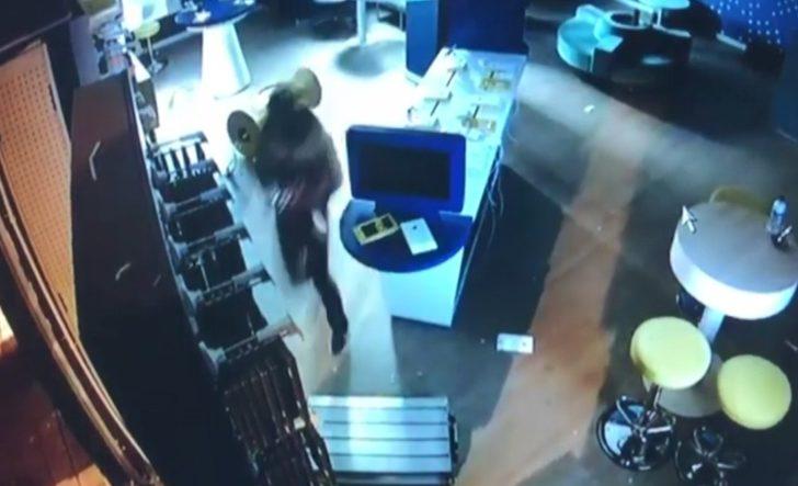 Bursa'da kar maskeli 4 hırsız telefon mağazasından 50 saniye 80 bin TL'lik telefon çaldı G3