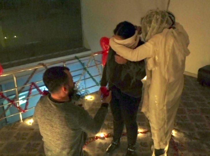 Böyle evlilik teklifi görülmedi! 'Son duanı et' dedi ve... G1