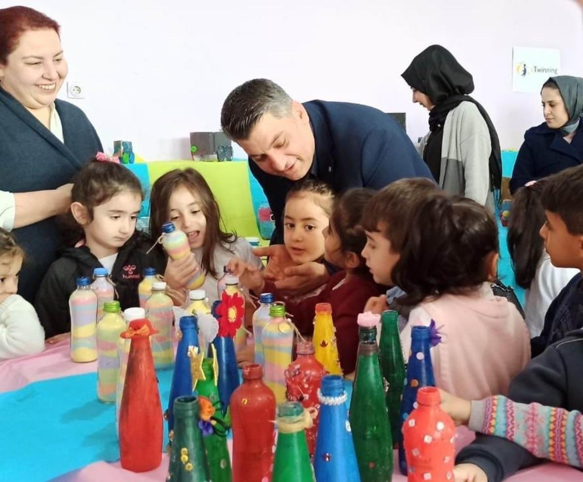Anaokulu &ouml;ğrencilerinden toprak &ccedil;&ouml;p&uuml; yutar mı sergisi