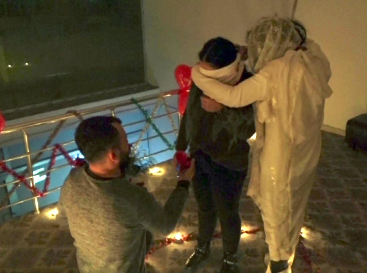 B&ouml;yle evlilik teklifi g&ouml;r&uuml;lmedi! 'Son duanı et' dedi ve...
