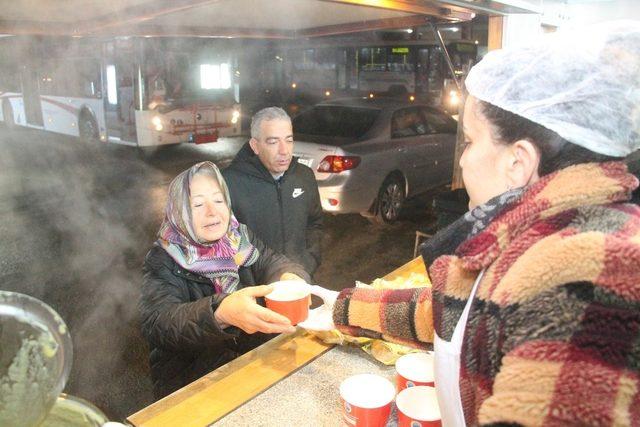 Menderes’te sıcak çorba ikramı