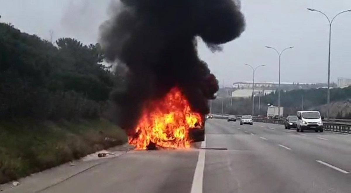 TEM'de korku dolu dakikalar! Seyir halindeki ara&ccedil; alev alev yandı