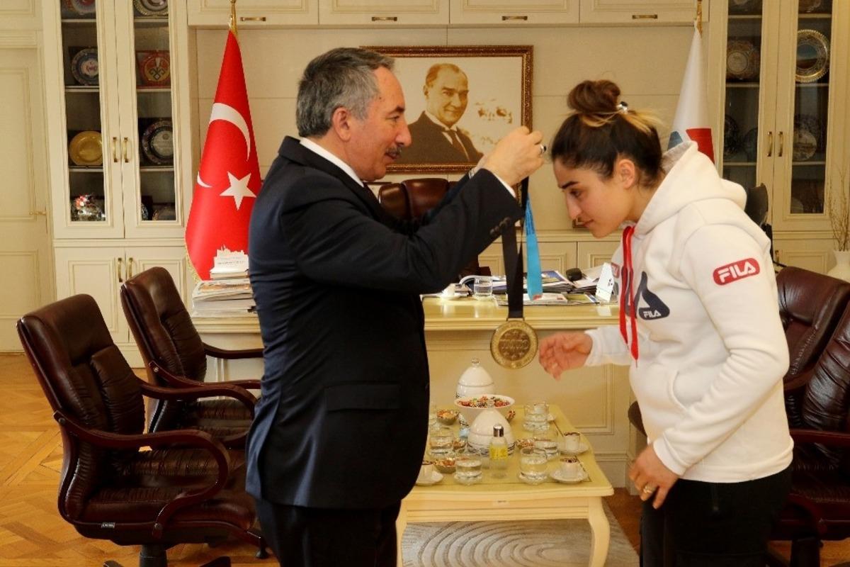 Aİ&Ccedil;&Uuml; Rekt&ouml;r&uuml; Prof. Dr. Karabulut, şampiyon sporcuyu kutladı