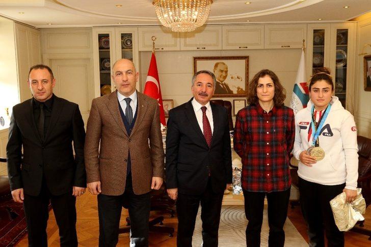 AİÇÜ Rektörü Prof. Dr. Karabulut, şampiyon sporcuyu kutladı G2