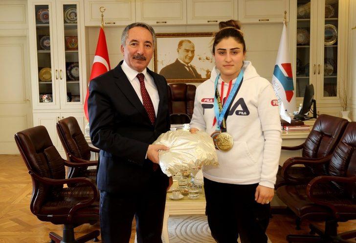 AİÇÜ Rektörü Prof. Dr. Karabulut, şampiyon sporcuyu kutladı G3