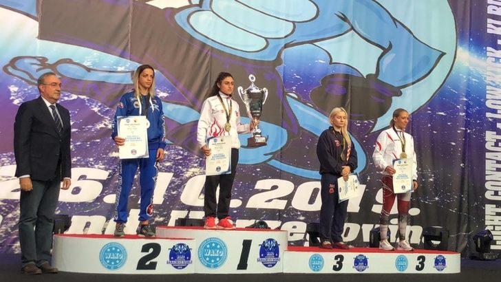 AİÇÜ Rektörü Prof. Dr. Karabulut, şampiyon sporcuyu kutladı G4