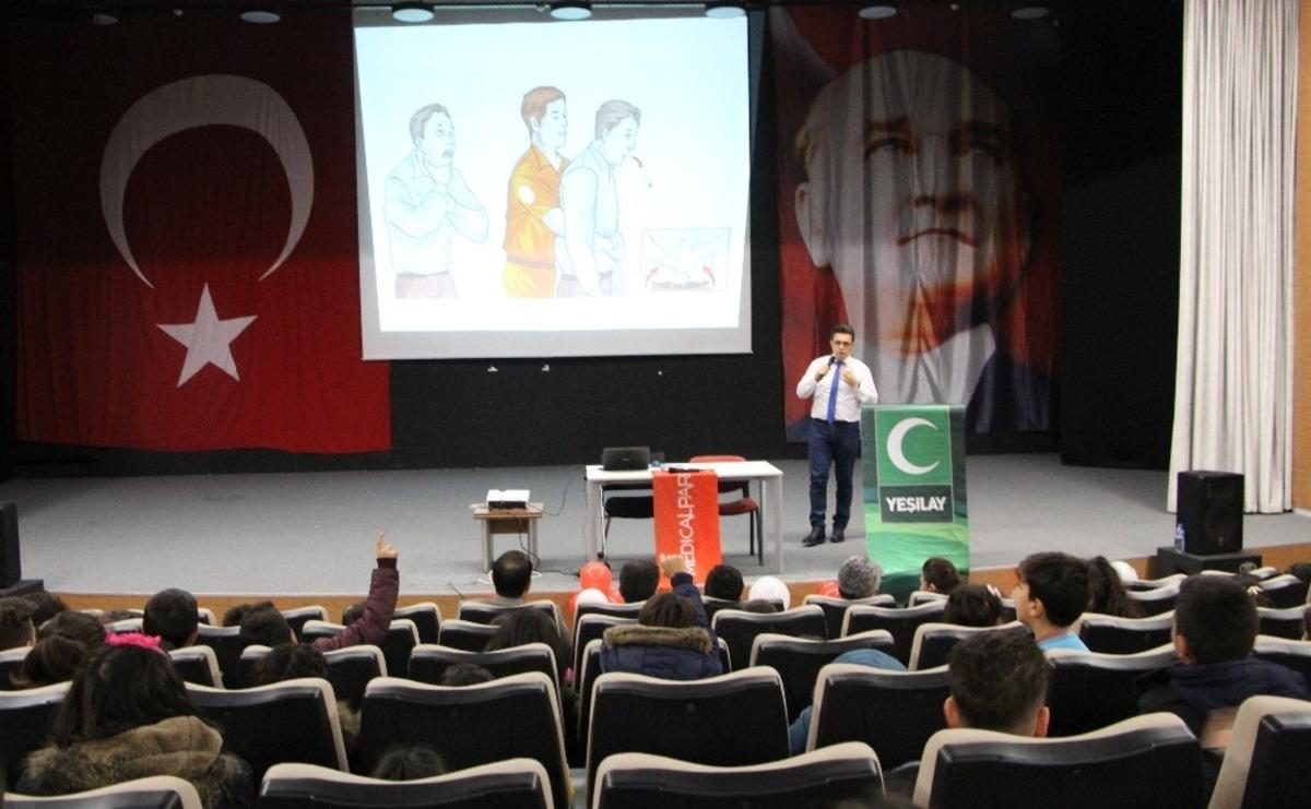 İlk ve ortaokul &ouml;ğrencilerine ilk yardımın &ouml;nemi anlatıldı