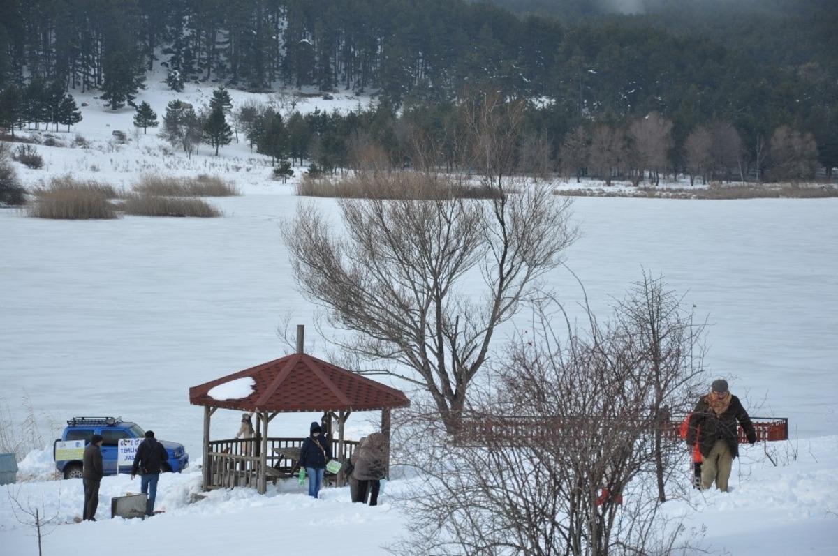 Başkan Bi&ccedil;er: "G&ouml;lc&uuml;k Krater G&ouml;l&uuml;, kar ve orman manzarasıyla ayrı bir g&uuml;zel"