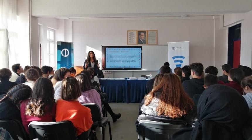 SODİGEM lise &ouml;ğrencilerine sosyal medyayı anlatıyor