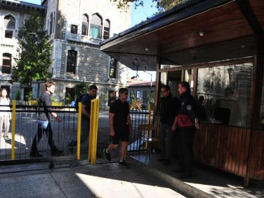 Russell Crowe'a g&uuml;venlik engeli