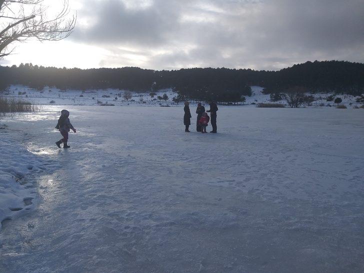 Kütahya'daki Krater Gölü buz tuttu! Mangalını alan oraya koştu G1