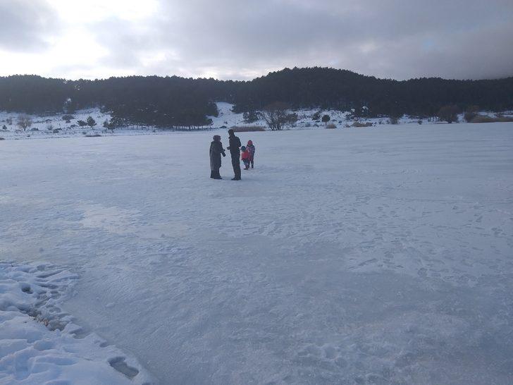 Kütahya'daki Krater Gölü buz tuttu! Mangalını alan oraya koştu G4