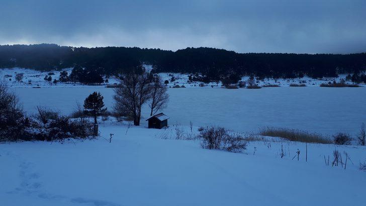 Kütahya'daki Krater Gölü buz tuttu! Mangalını alan oraya koştu G5