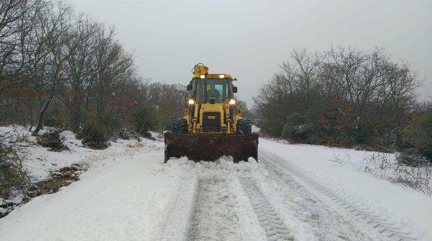 Belediye ekipleri karla m&uuml;cadele ediyor