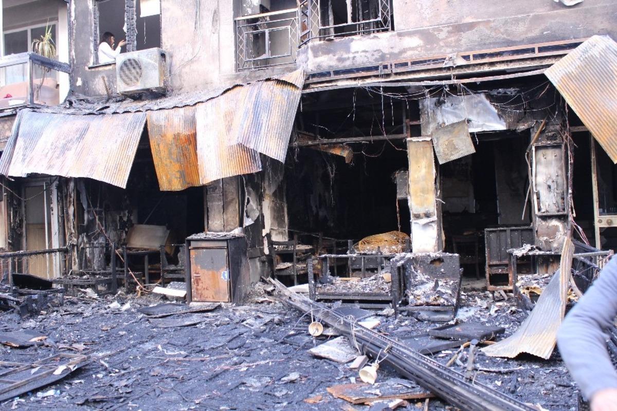 İzmir&rsquo;de dehşete d&uuml;ş&uuml;ren yangın! Tamamen k&uuml;l oldu, 5 kişi dumandan etkilendi