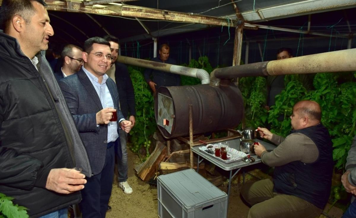 Başkan T&uuml;t&uuml;nc&uuml;, &uuml;reticiyle sera n&ouml;betinde