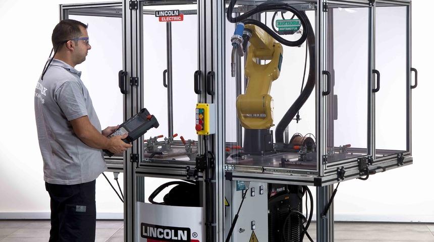 Lincoln Electric eğitimleri "Kaynak Eğitim Robotu"yla veriyor