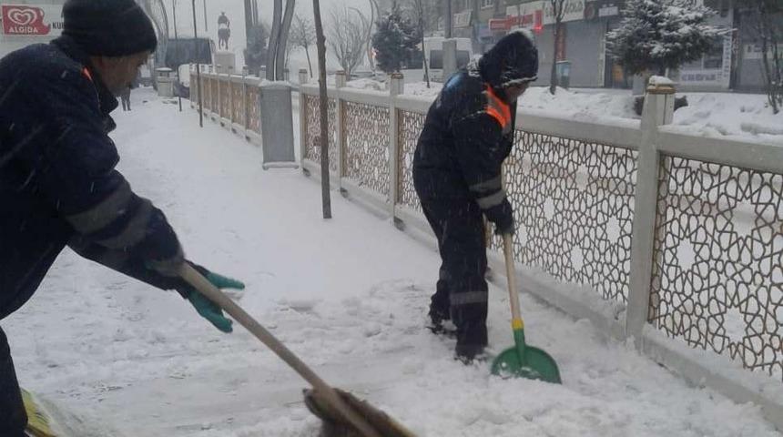 Hakkari&rsquo;de kar temizleme &ccedil;alışması