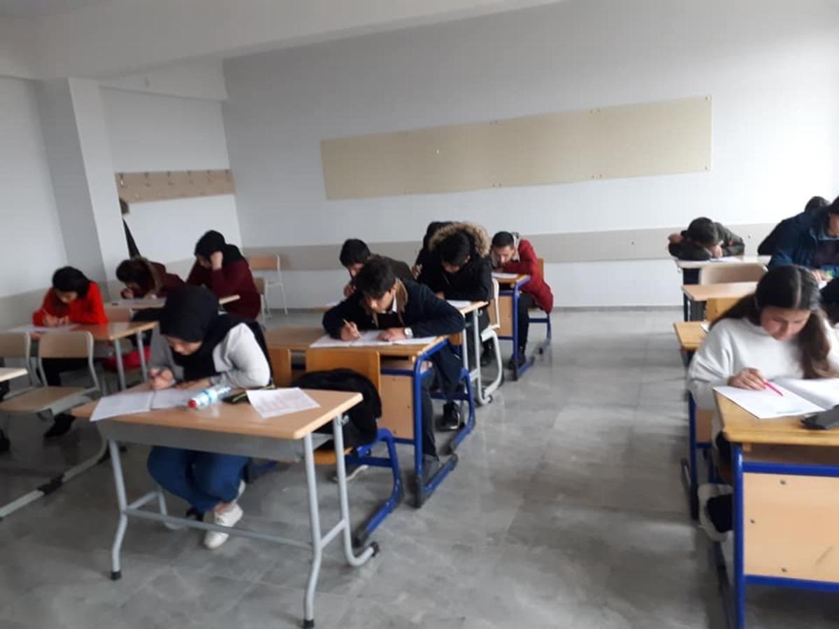 Her hafta deneme sınavı yapıyorlar