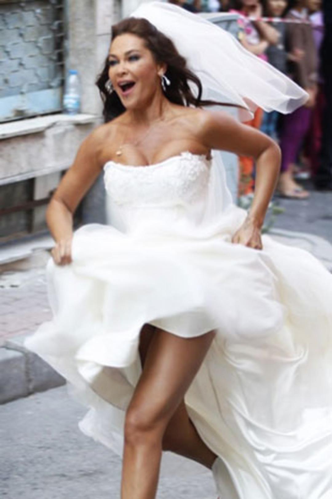 İşte H&uuml;lya Avşar'ın yeni klibi