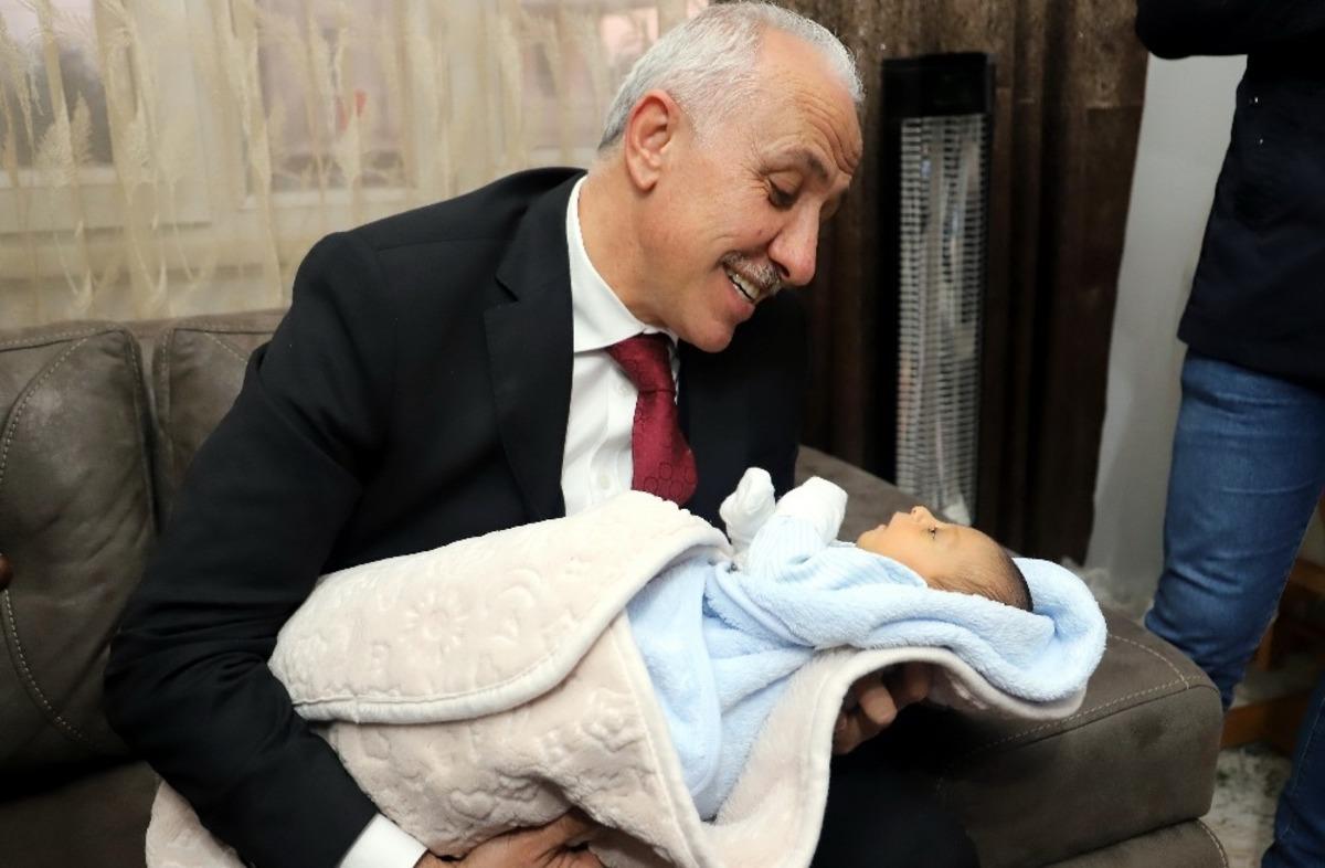 Başkan G&uuml;ltak, 11 yıl sonra &ccedil;ocuk sahibi olan &ccedil;iftin mutluluğunu paylaştı