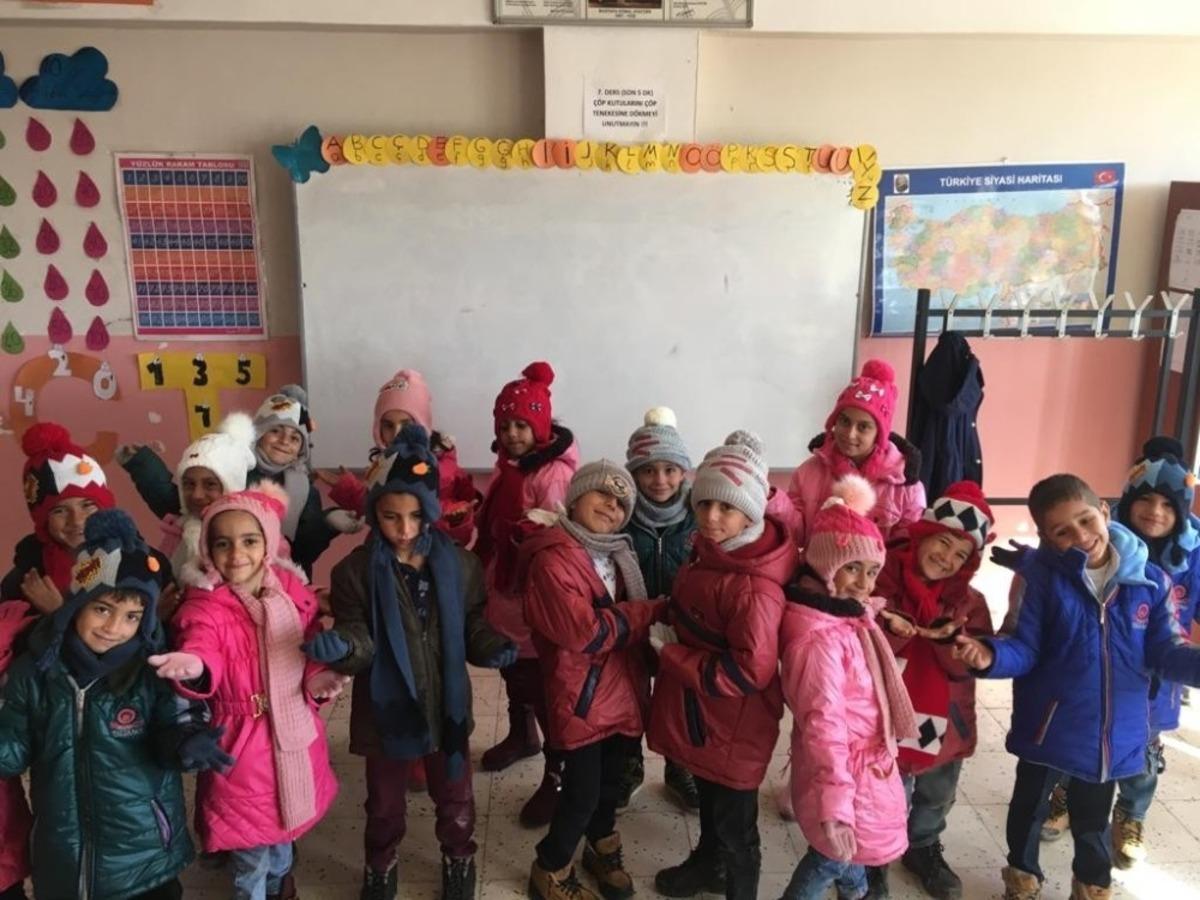İzmirli iş adamından Silopi&rsquo;deki k&ouml;y okulu &ouml;ğrencilerine kışlık giysi yardımı