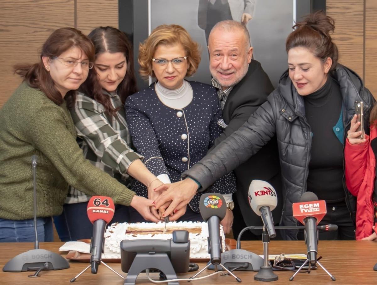 Uşak OSB Başkanı basın mensuplarıyla pasta kesti