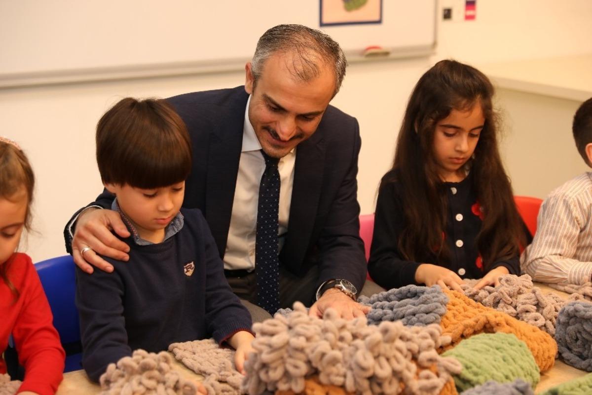 (&Ouml;zel) Diyarbakır&rsquo;da n&ouml;bet tutan annelere atkı g&ouml;nderdiler