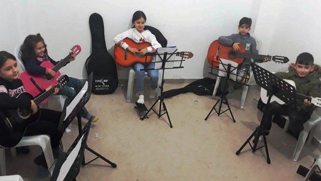 Çocuklar müzik okulunda mutlu