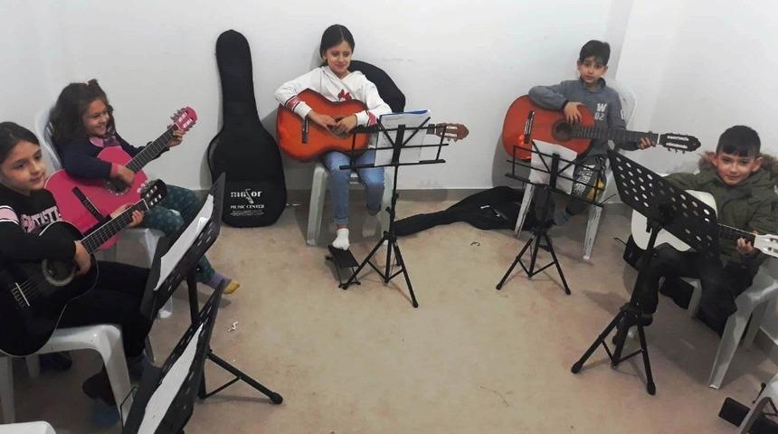 &Ccedil;ocuklar m&uuml;zik okulunda mutlu