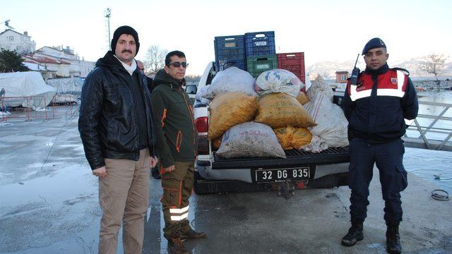 Eğirdir’de kaçak avlanan 700 kilogram kerevit göle bırakıldı