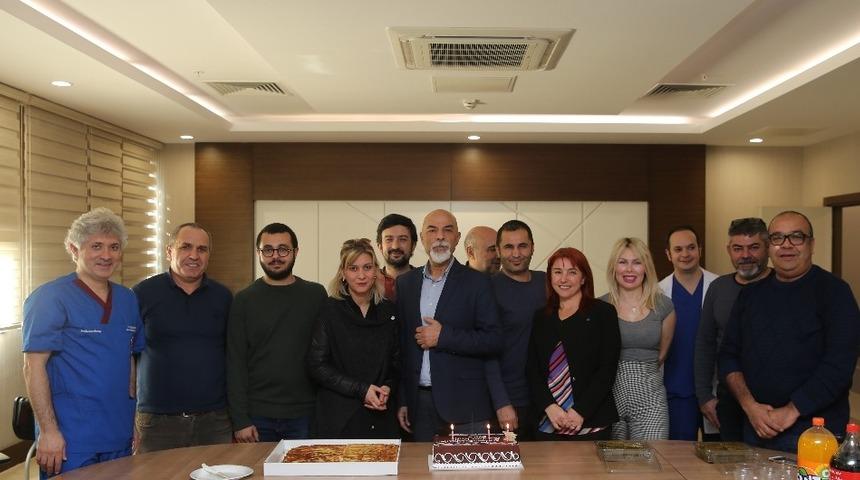 Özkan çiftinden, gazetecilere pastalı kutlama