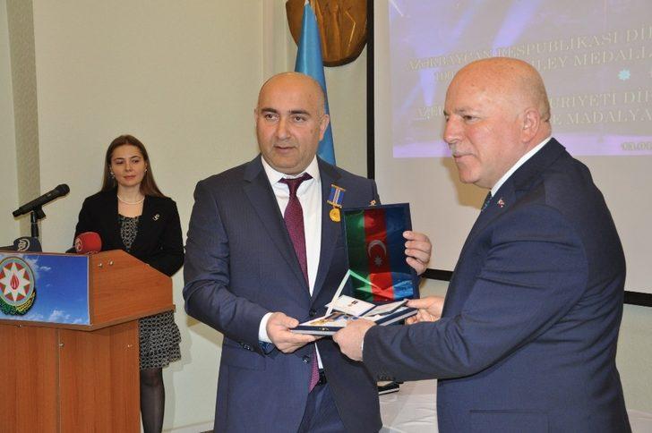 Azerbaycan’ın 100. yıl anısına madalya verildi G3